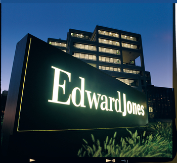 Con la ayuda de Minitab, un equipo de proyecto de Edward Jones llevó a cabo un DOE con el fin de hallar la combinación óptima de factores para mejorar los procesos de servicio al cliente en todos sus centros de llamadas. Illuminated sign of Edward Jones in front of an office building.