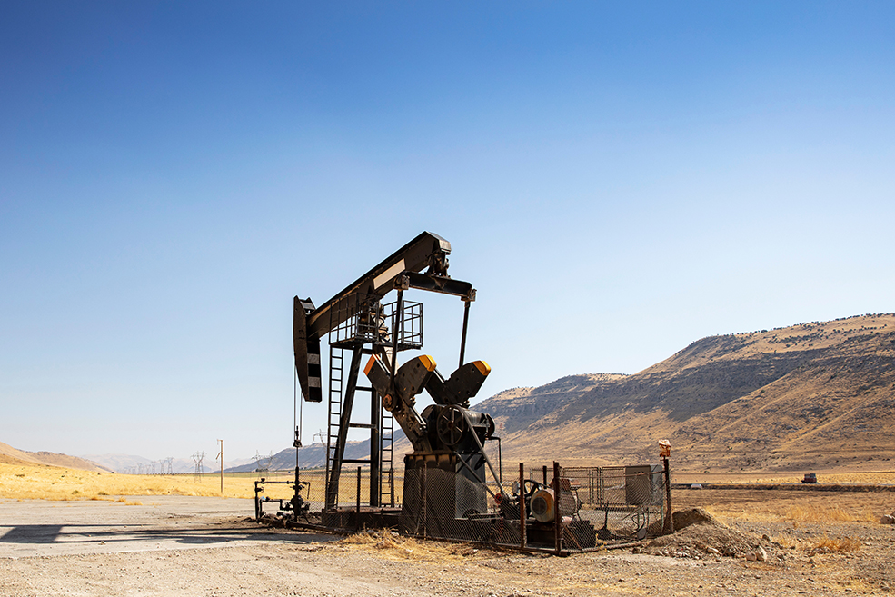 Torres de perfuração de petróleo em um campo no deserto
